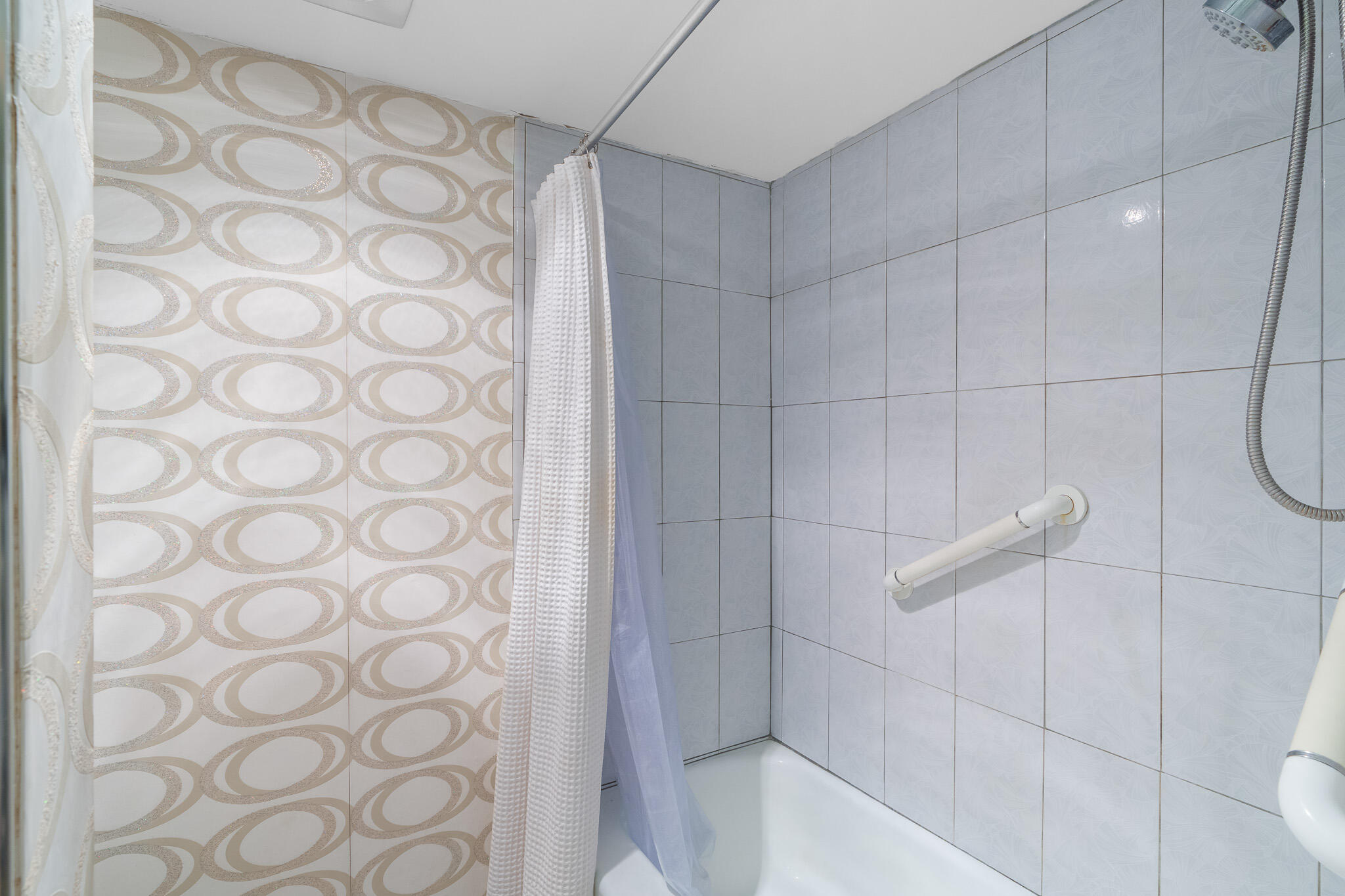 950 Ponce De Leon Road, Unit 512 Boca Raton, FL 33432 - Photo 21 of 39 Guest Bath