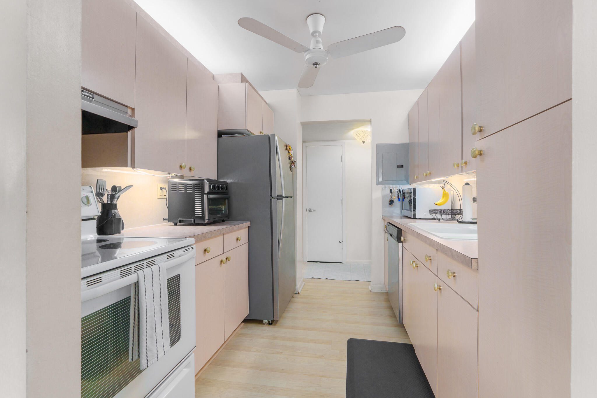 950 Ponce De Leon Road, Unit 512 Boca Raton, FL 33432 - Photo 10 of 39 Kitchen