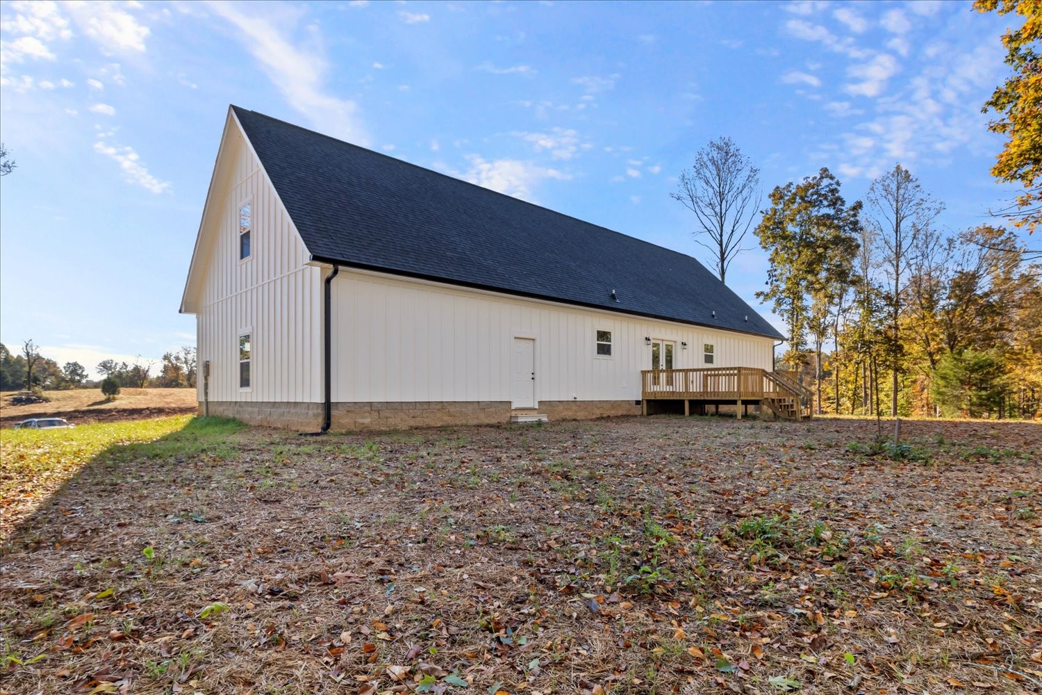 975 Weakley Creek Road Lawrenceburg, TN 38464 - Photo 32 of 49 a backyard of a house