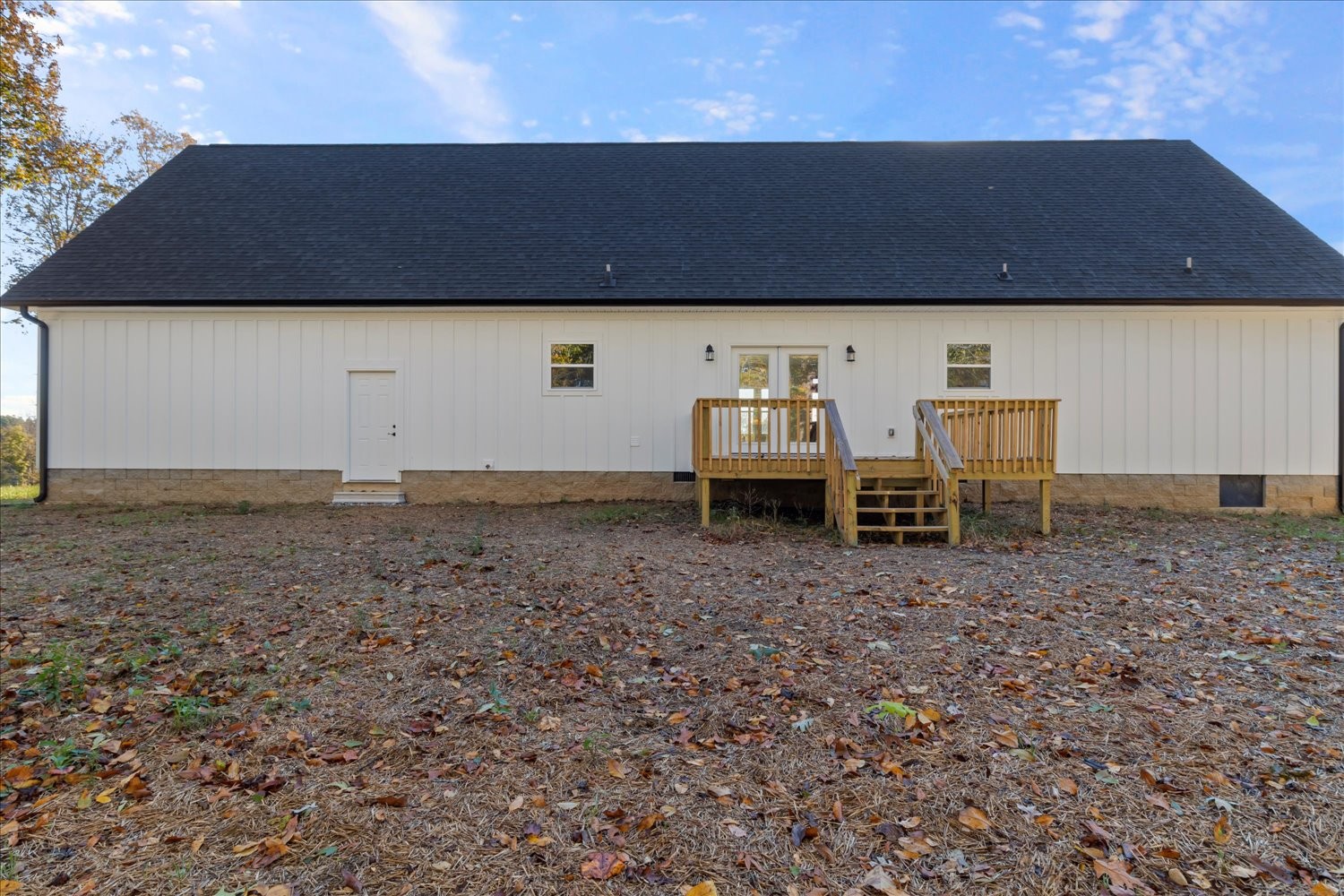 975 Weakley Creek Road Lawrenceburg, TN 38464 - Photo 33 of 49 a backyard of a house with table and chairs