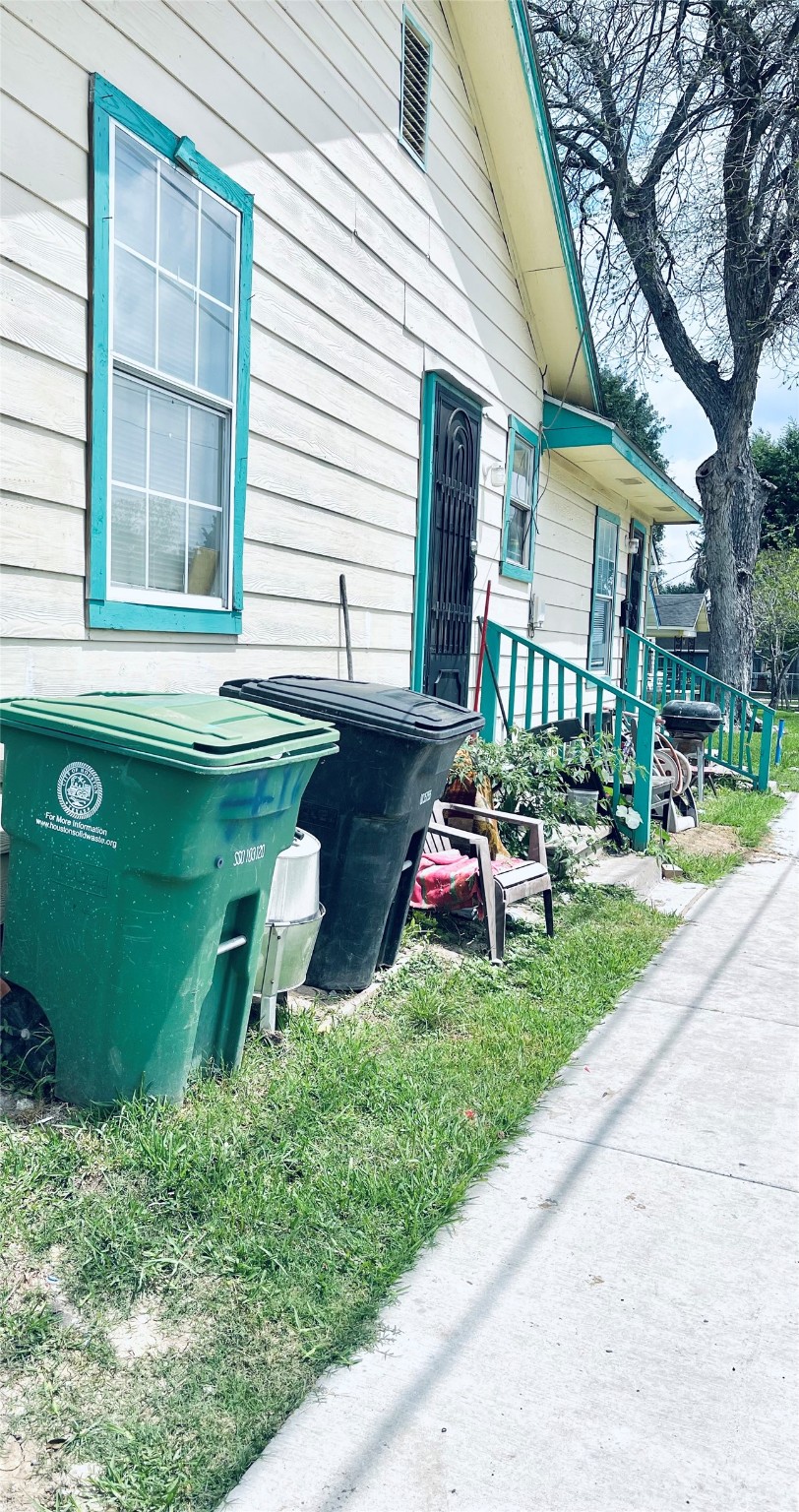 716 South 79th Street Houston, TX 77012 - Photo 3 of 6 a front view of a house with garden