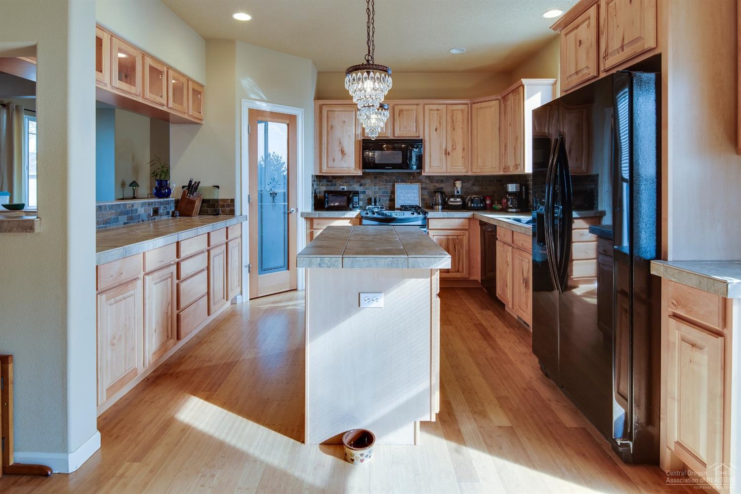 1622 Northwest Rimrock Drive Redmond, OR 97756 - Photo 7 of 22 This kitchen has room for all of your fu