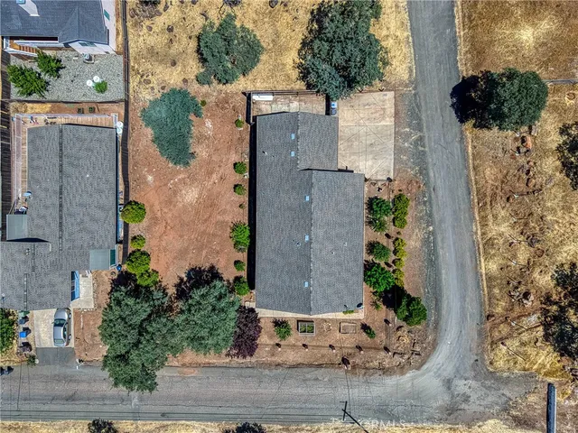 a view of a house with backyard