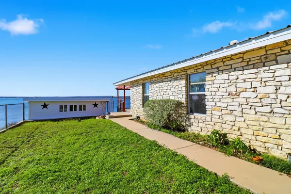 $479,000 | 919 Lakeshore Loop, Tow, TX 78672