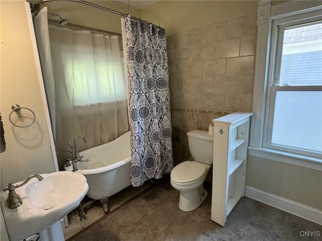 521 Main Street Oneida, NY 13421 - Photo 22 of 31 Upstairs - Full bath w/ ceramic tub surround & flo