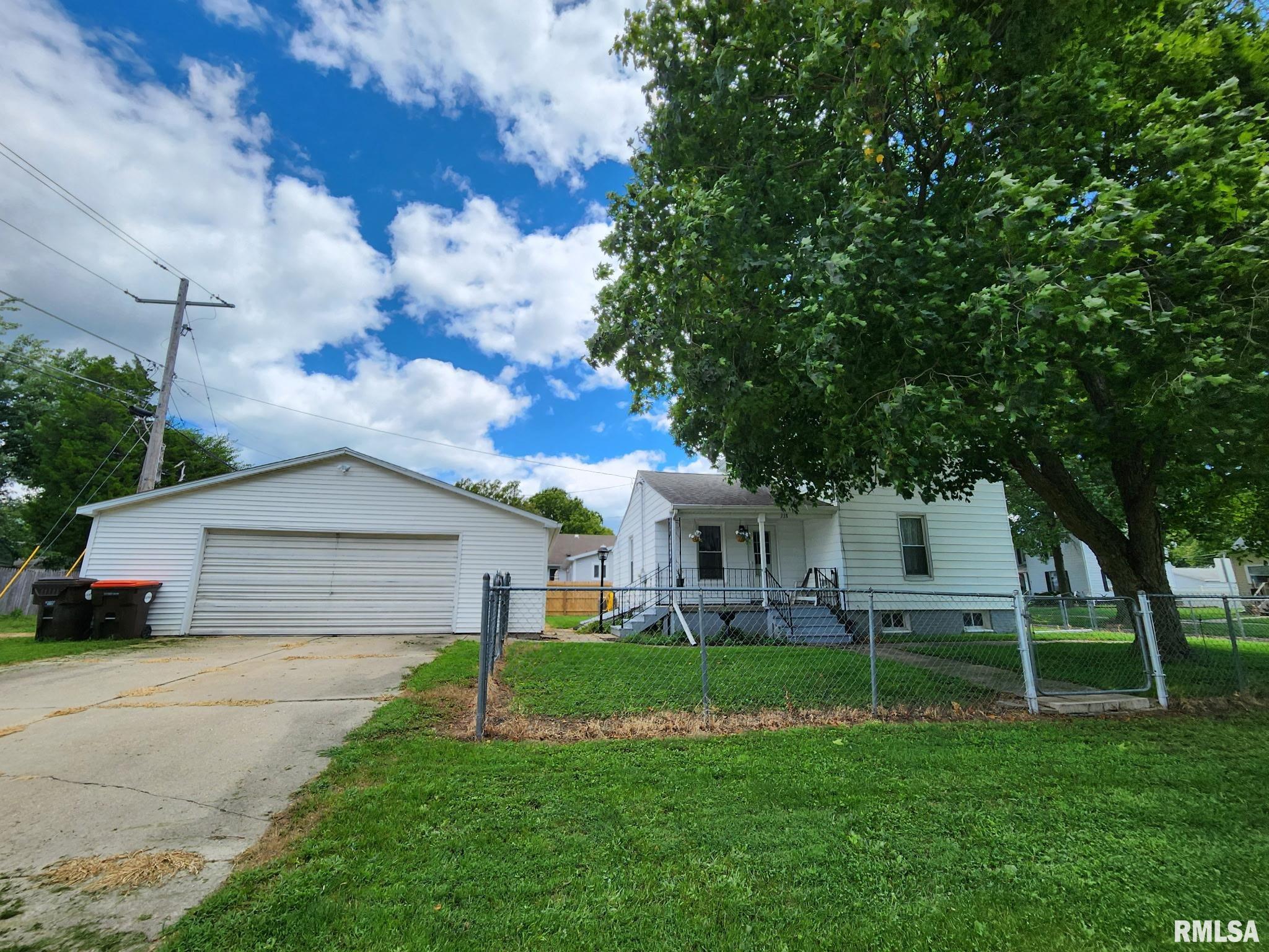228 4th Street Lincoln, IL 62656 - Photo 1 of 38
