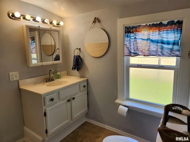 $155,500 | 228 4th Street, Lincoln, IL 62656