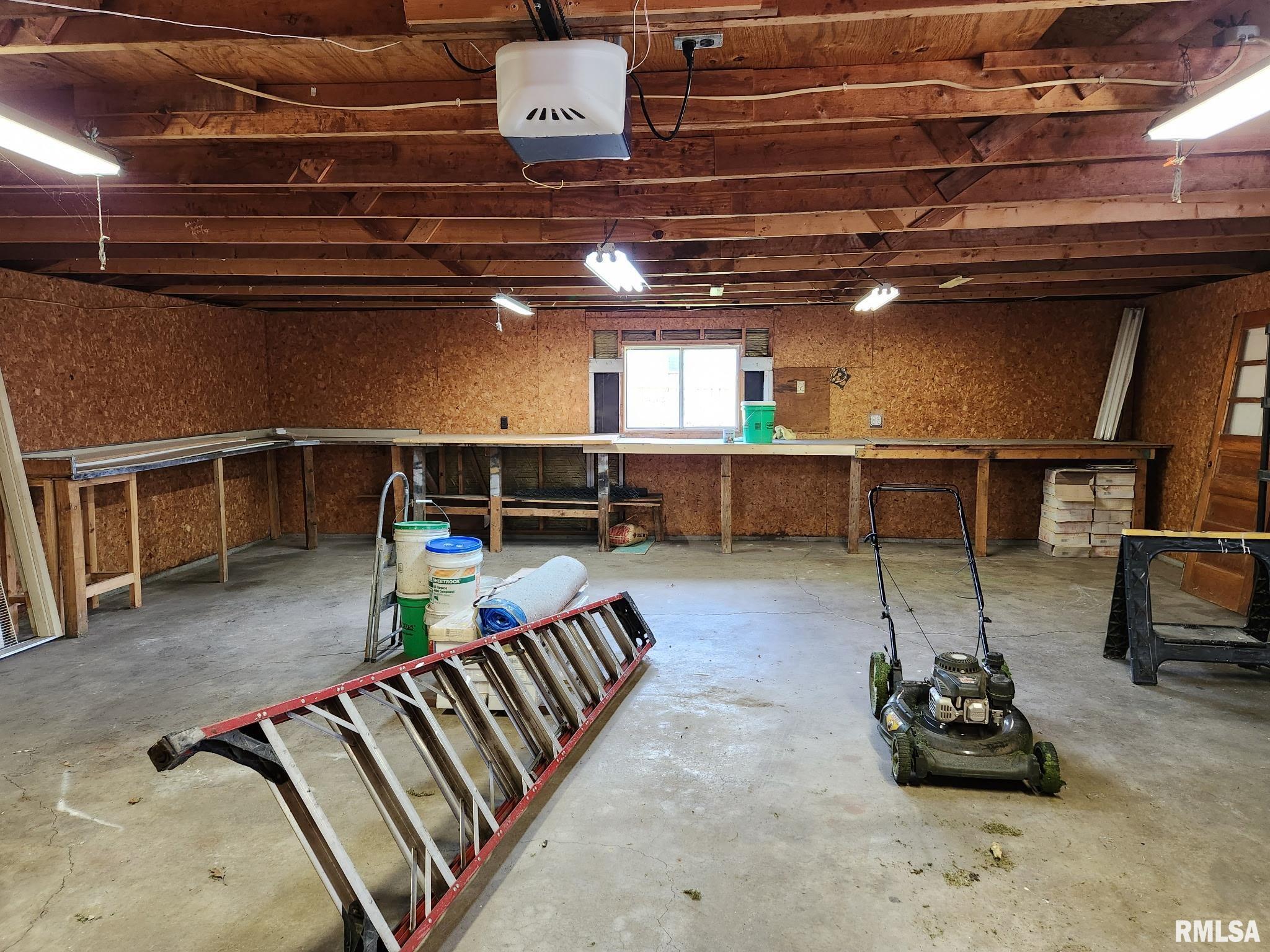 228 4th Street Lincoln, IL 62656 - Photo 5 of 38