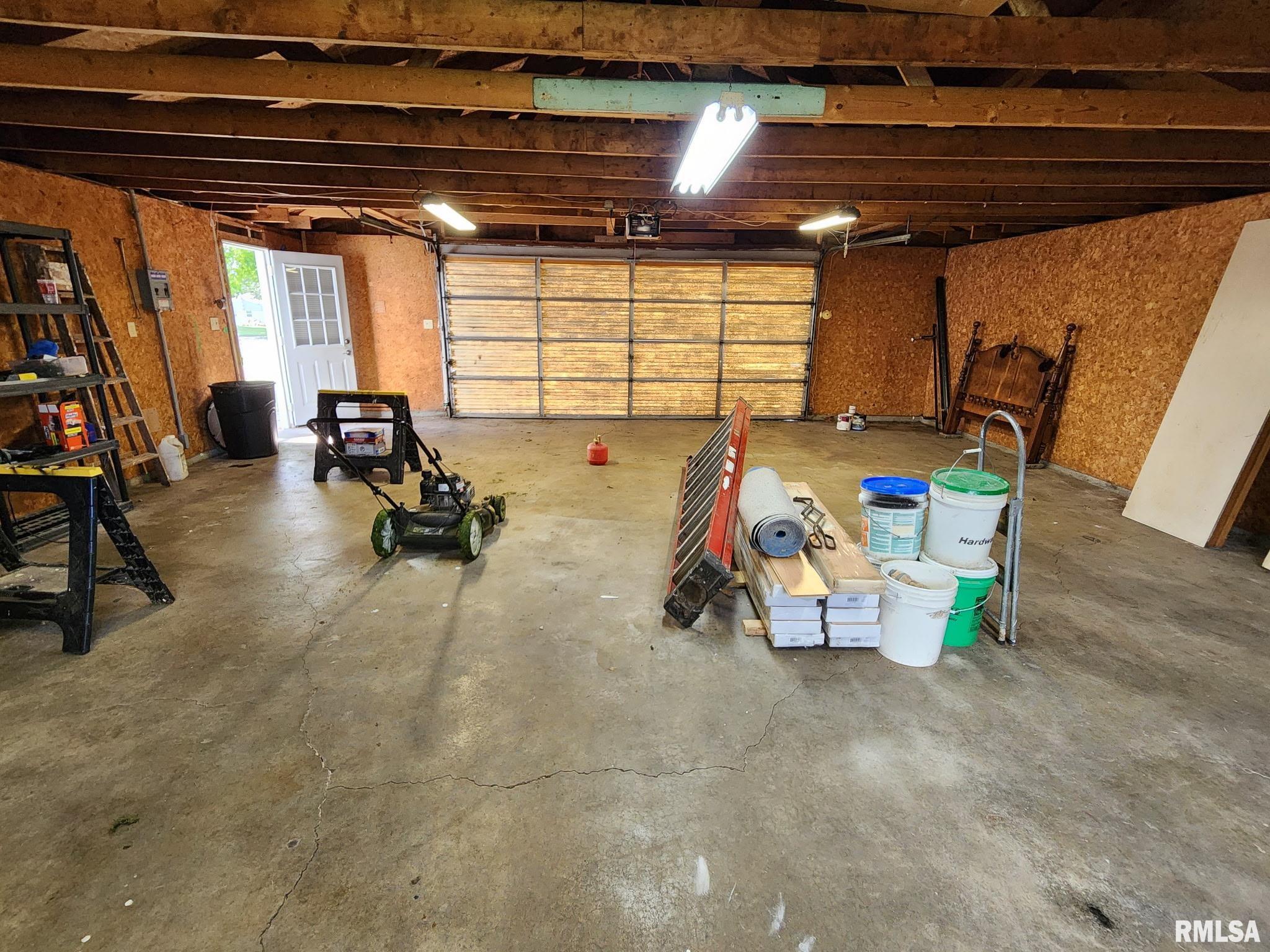 228 4th Street Lincoln, IL 62656 - Photo 7 of 38