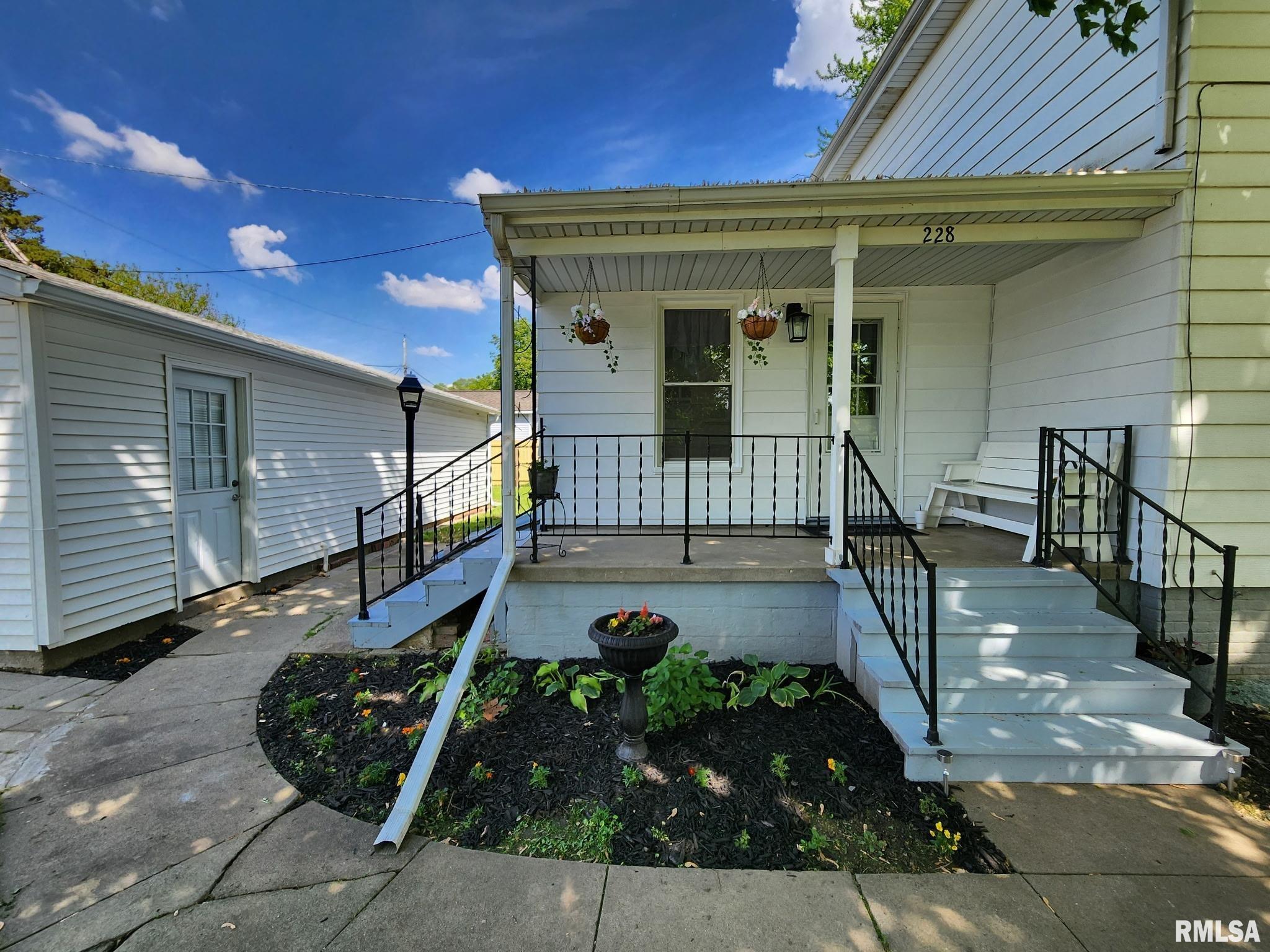 228 4th Street Lincoln, IL 62656 - Photo 9 of 38