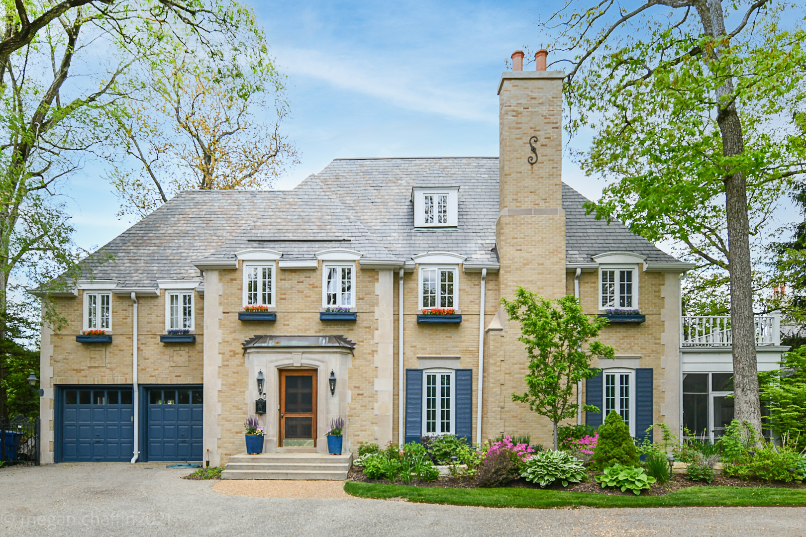 825 Sheridan Road Glencoe, IL 60022 - Photo 2 of 40 front view of a house with a garden