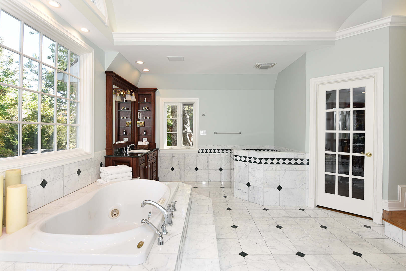 825 Sheridan Road Glencoe, IL 60022 - Photo 21 of 40 a bathroom with a bathtub and a window