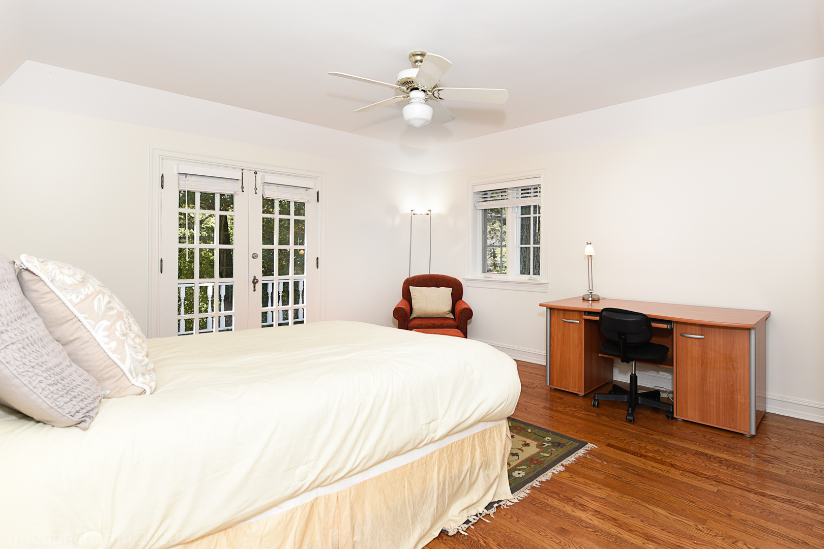 825 Sheridan Road Glencoe, IL 60022 - Photo 22 of 40 a bedroom with a bed and a window