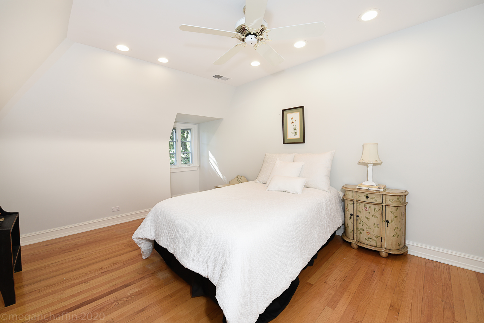 825 Sheridan Road Glencoe, IL 60022 - Photo 27 of 40 a spacious bedroom with a bed and wooden floor