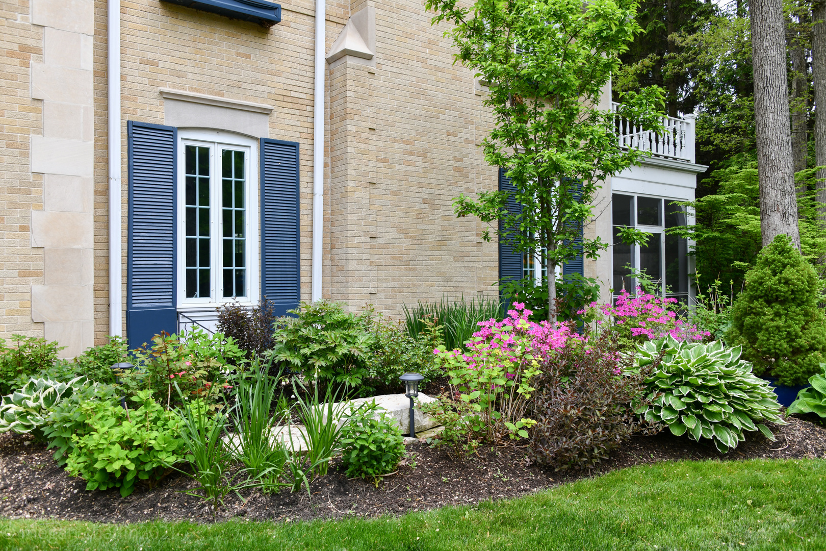 825 Sheridan Road Glencoe, IL 60022 - Photo 32 of 40 a view of a house with a flower garden