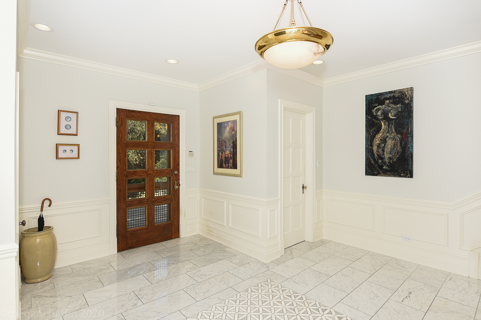 825 Sheridan Road Glencoe, IL 60022 - Photo 5 of 40 a view of an entryway and livingroom