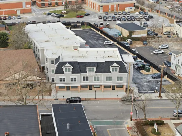 $3,200 | 180 Deer Park Avenue, Unit 201, Babylon, NY 11702