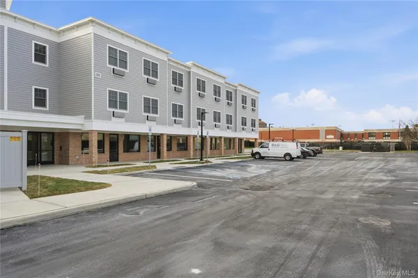 $3,200 | 180 Deer Park Avenue, Unit 201, Babylon, NY 11702