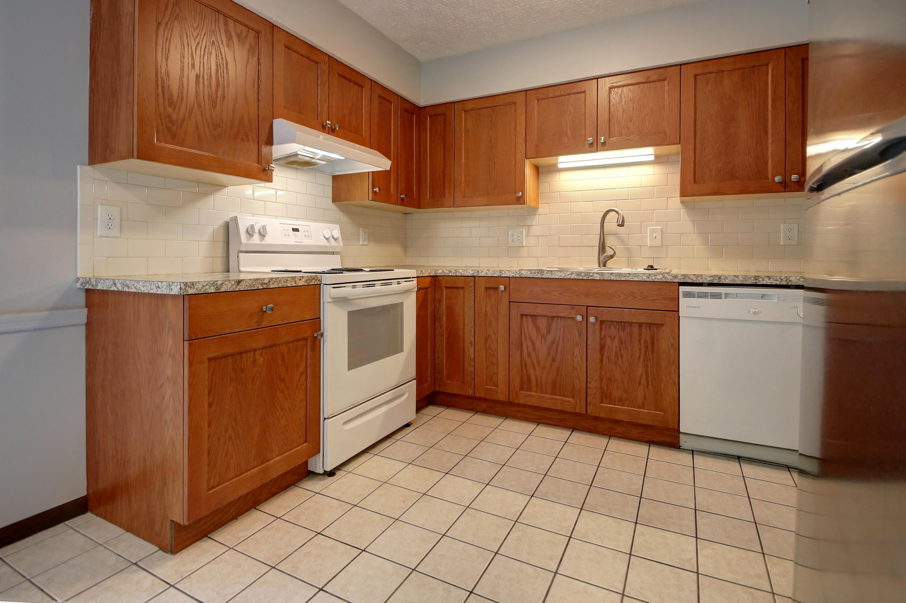 8653 Refugee Road Pickerington, OH 43147 - Photo 13 of 32 13 kitchen 2