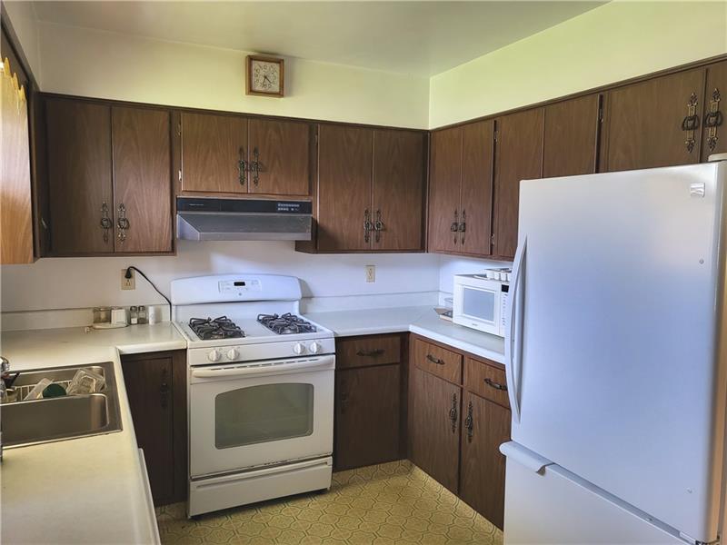 855 Hookstown Grade Road Coraopolis, PA 15108 - Photo 7 of 24 a kitchen with a stove sink and a refrigerator
