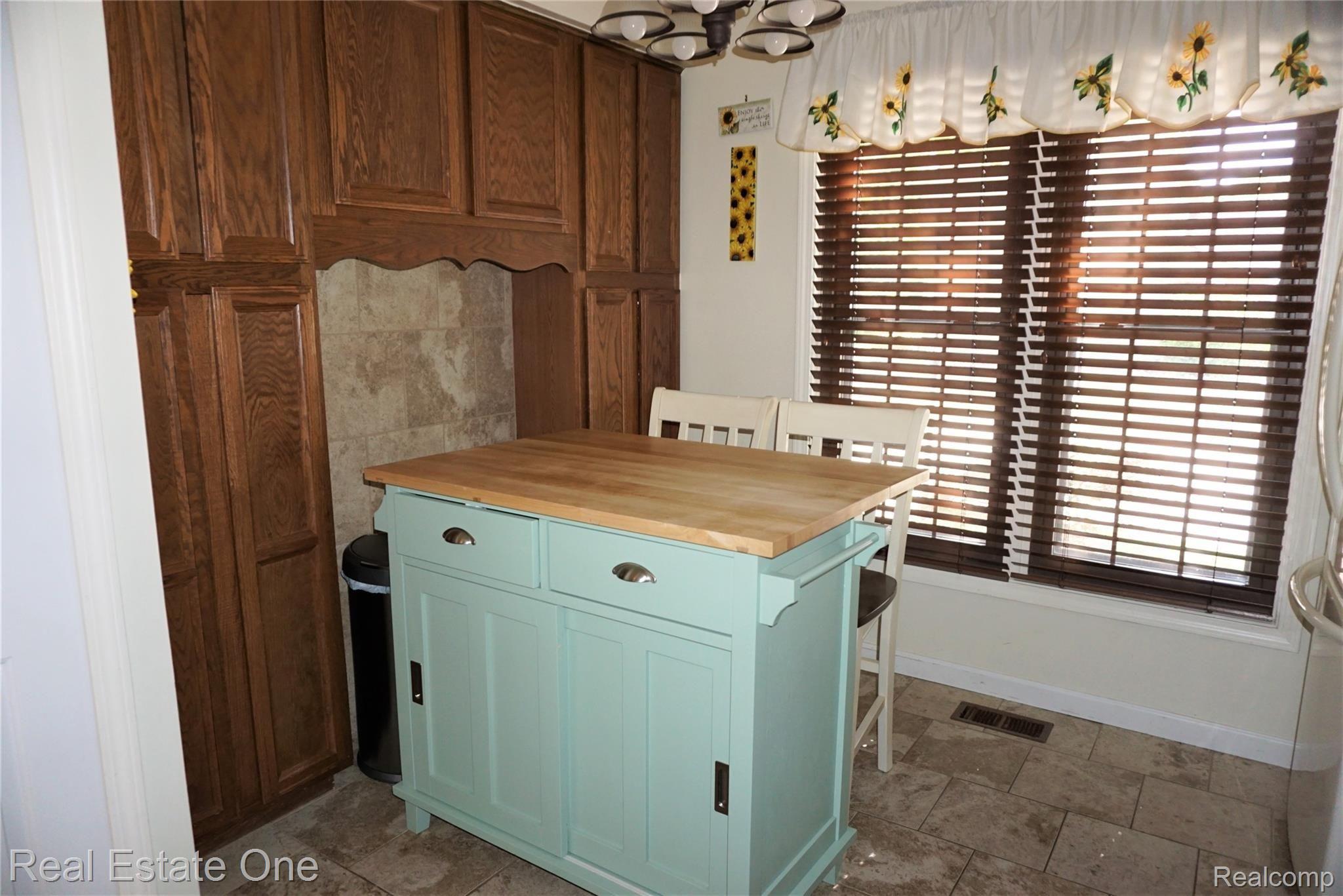 1572 Colony Drive Rochester, MI 48307 - Photo 10 of 35 DSC02022 (2).JPG