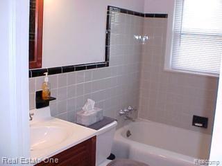 914 Sherbourne Street Inkster, MI 48141 - Photo 18 of 24 Bathroom