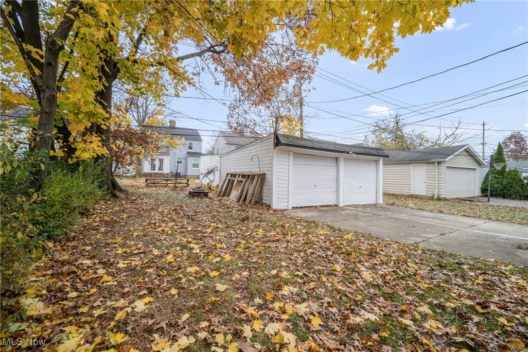 4430 Silsby Road Cleveland, OH 44118 - Photo 6 of 43 View of side of property with an outdoor structure and a garage