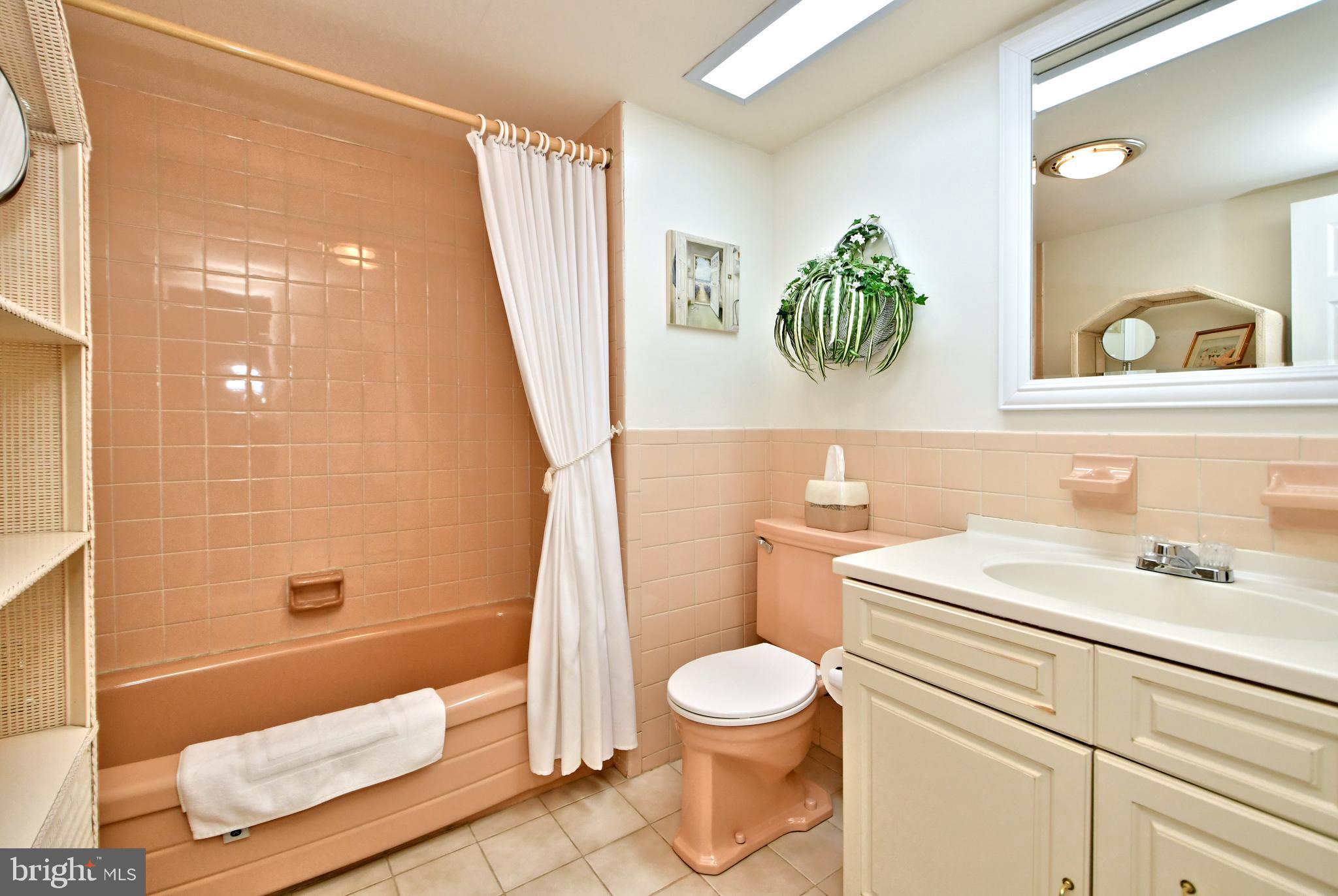 988 Williamson Road Horsham, PA 19044 - Photo 26 of 47 Hall Bathroom