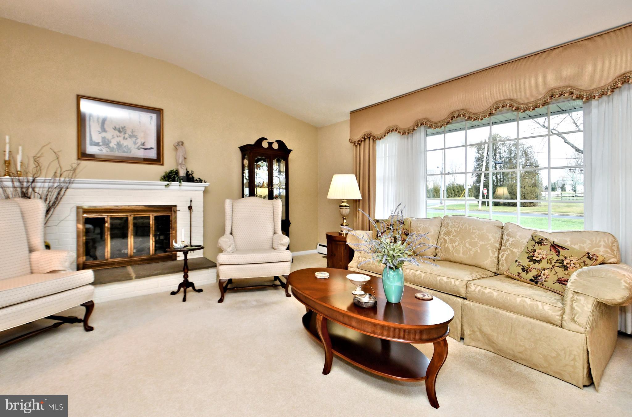 988 Williamson Road Horsham, PA 19044 - Photo 5 of 47 Living Room