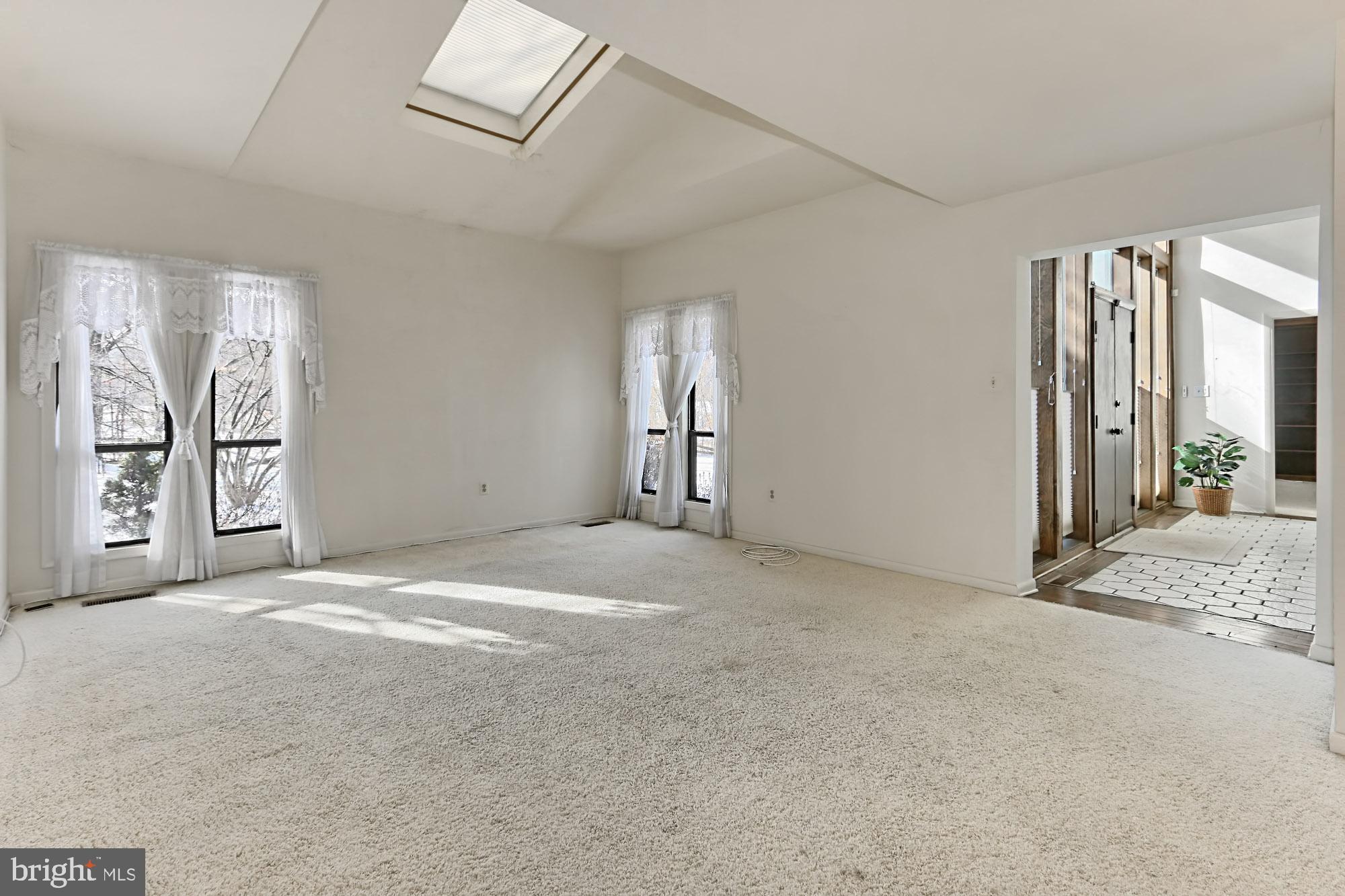 3666 Russell Road Woodbridge, VA 22192 - Photo 17 of 78 Living Room / Foyer