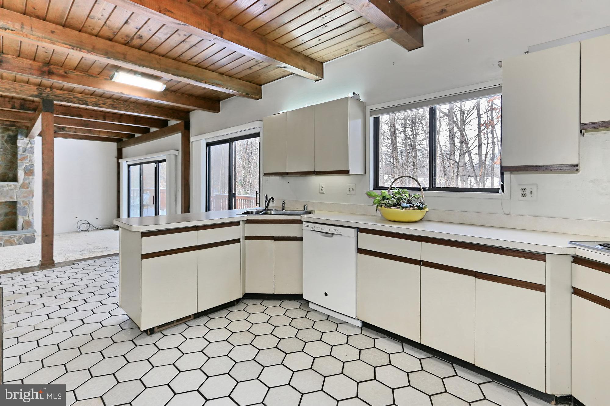 3666 Russell Road Woodbridge, VA 22192 - Photo 22 of 78 Kitchen / Breakfast Area / Family Room