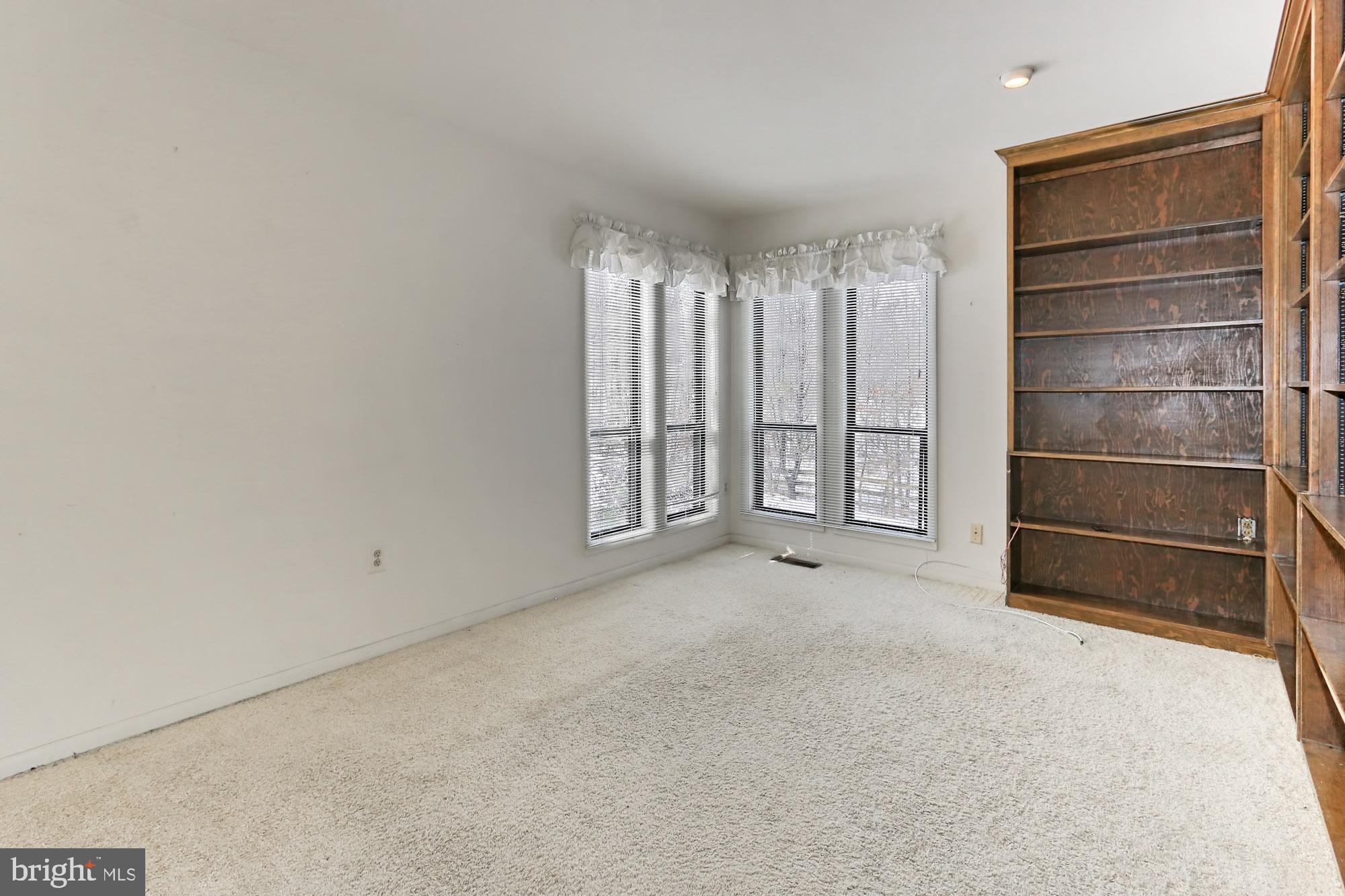 3666 Russell Road Woodbridge, VA 22192 - Photo 29 of 78 Library