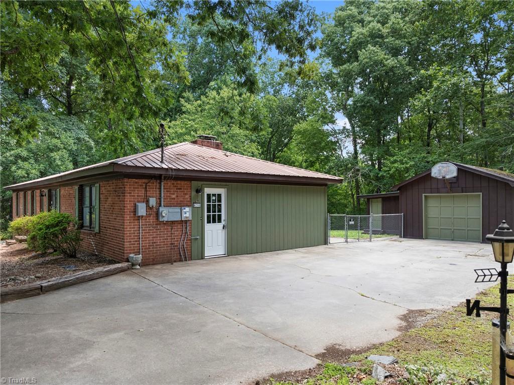 3622 Lower Lake Road Thomasville, NC 27360 - Photo 5 of 28