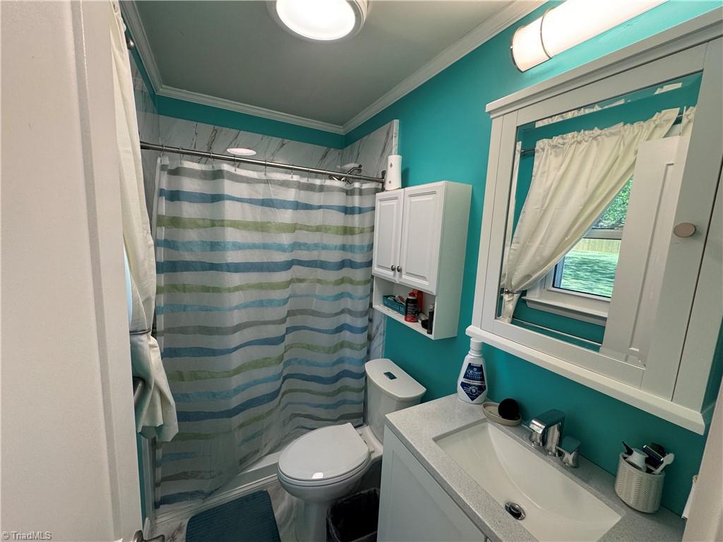 2436 Wickham Road Kernersville, NC 27284 - Photo 17 of 31 Primary bathroom