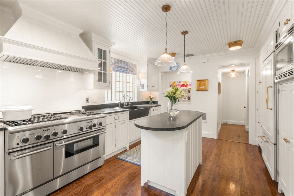 38 Wachusett Road Newton, MA 02467 - Photo 4 of 28
