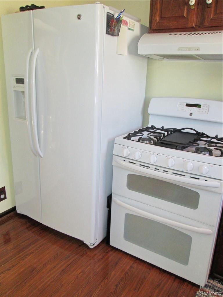 39368 Palmer Road Westland, MI 48186 - Photo 15 of 37 Kitchen double oven refrigerator.jpg