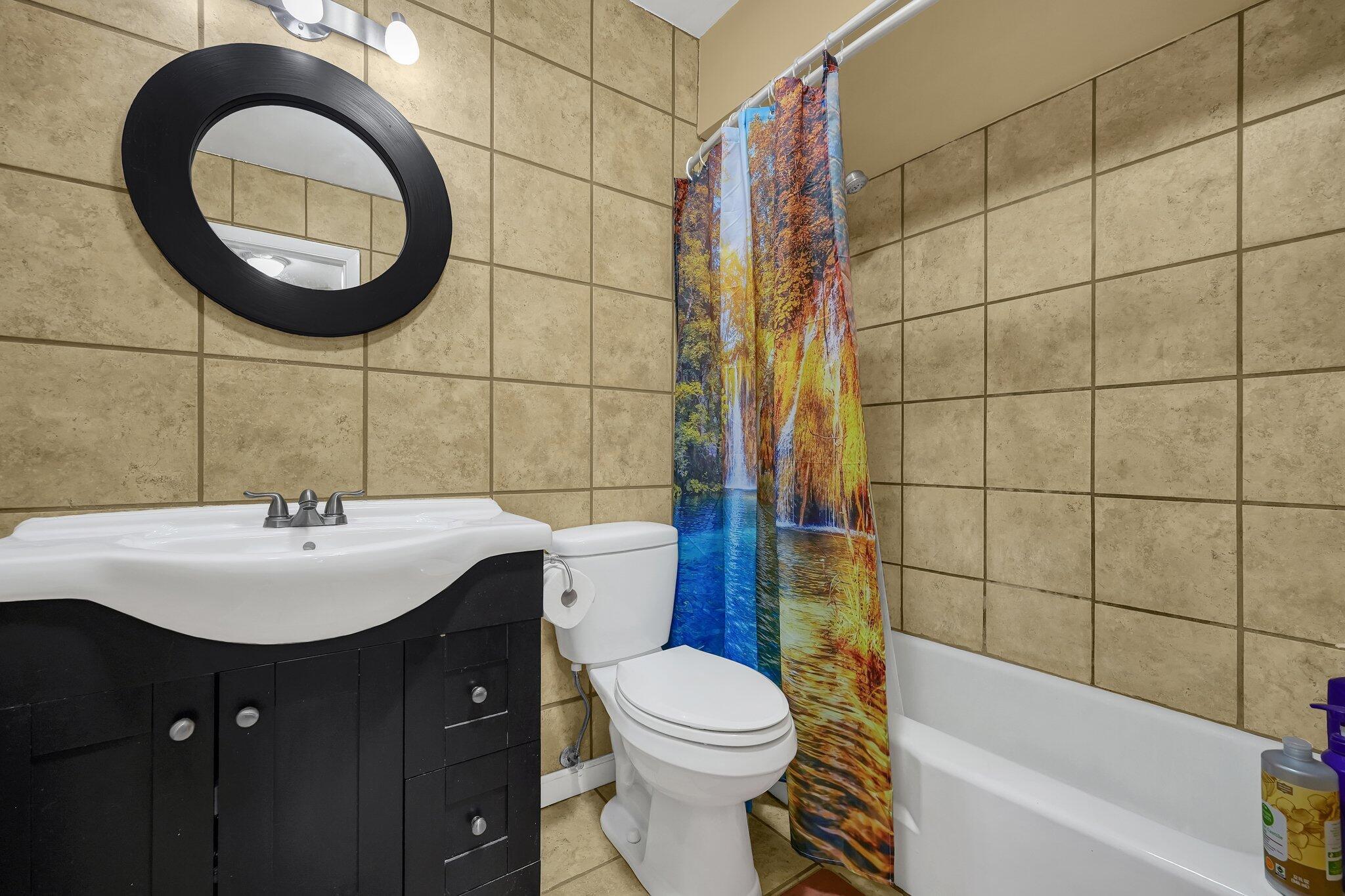 563 McCutcheon Road Columbus, OH 43230 - Photo 14 of 27 Full bathroom in the hallway.
