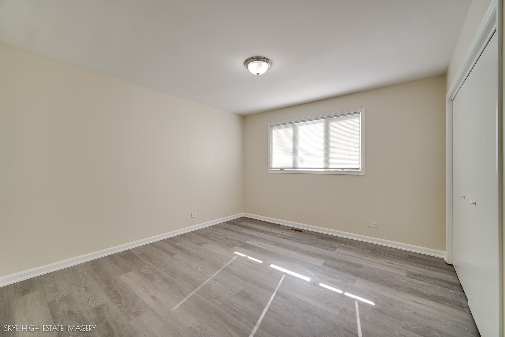 24615 Mulberry Lane Crete, IL 60417 - Photo 13 of 21 an empty room with windows