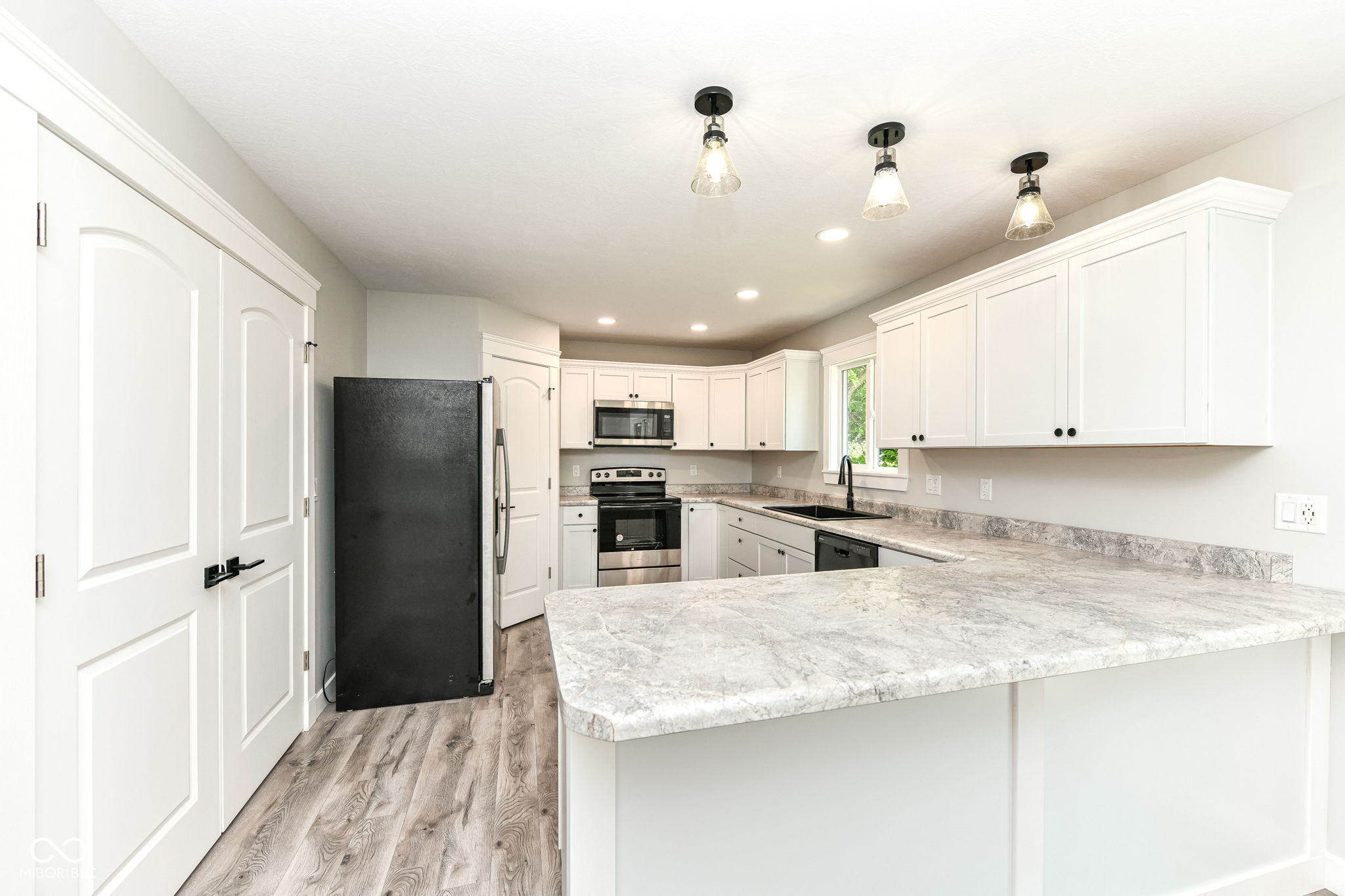 1631 Kentucky Avenue Columbus, IN 47201 - Photo 2 of 41