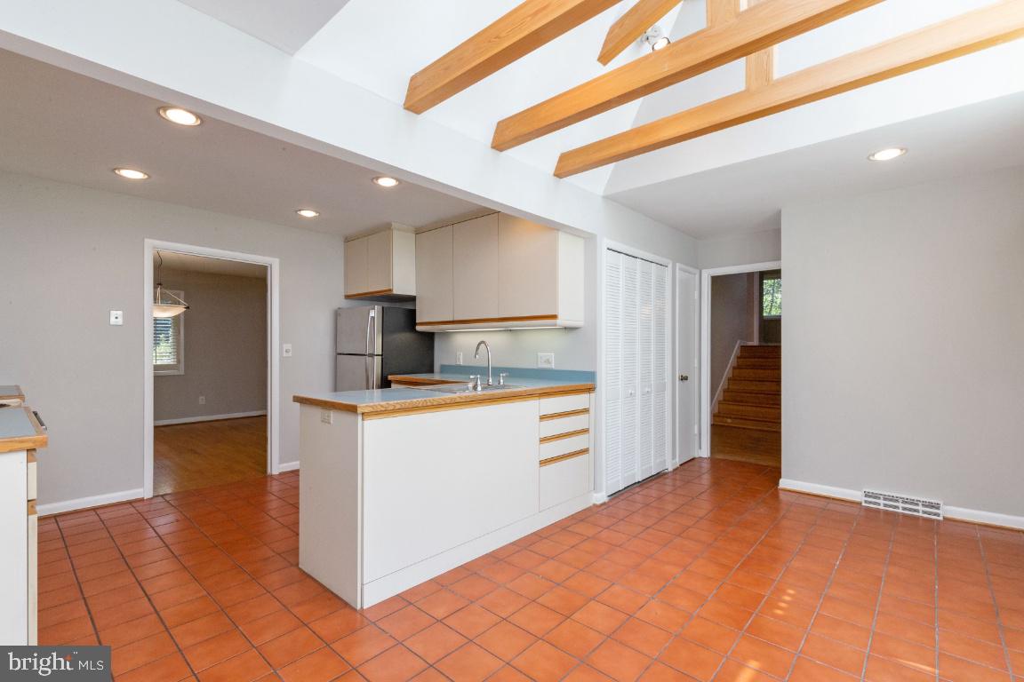 2345 Paddock Lane Reston, VA 20191 - Photo 11 of 42 Kitchen with ceramic tile and large breakfast room