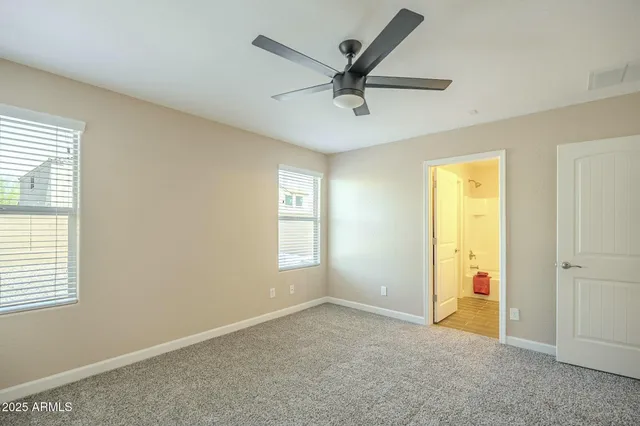 a view of a back yard