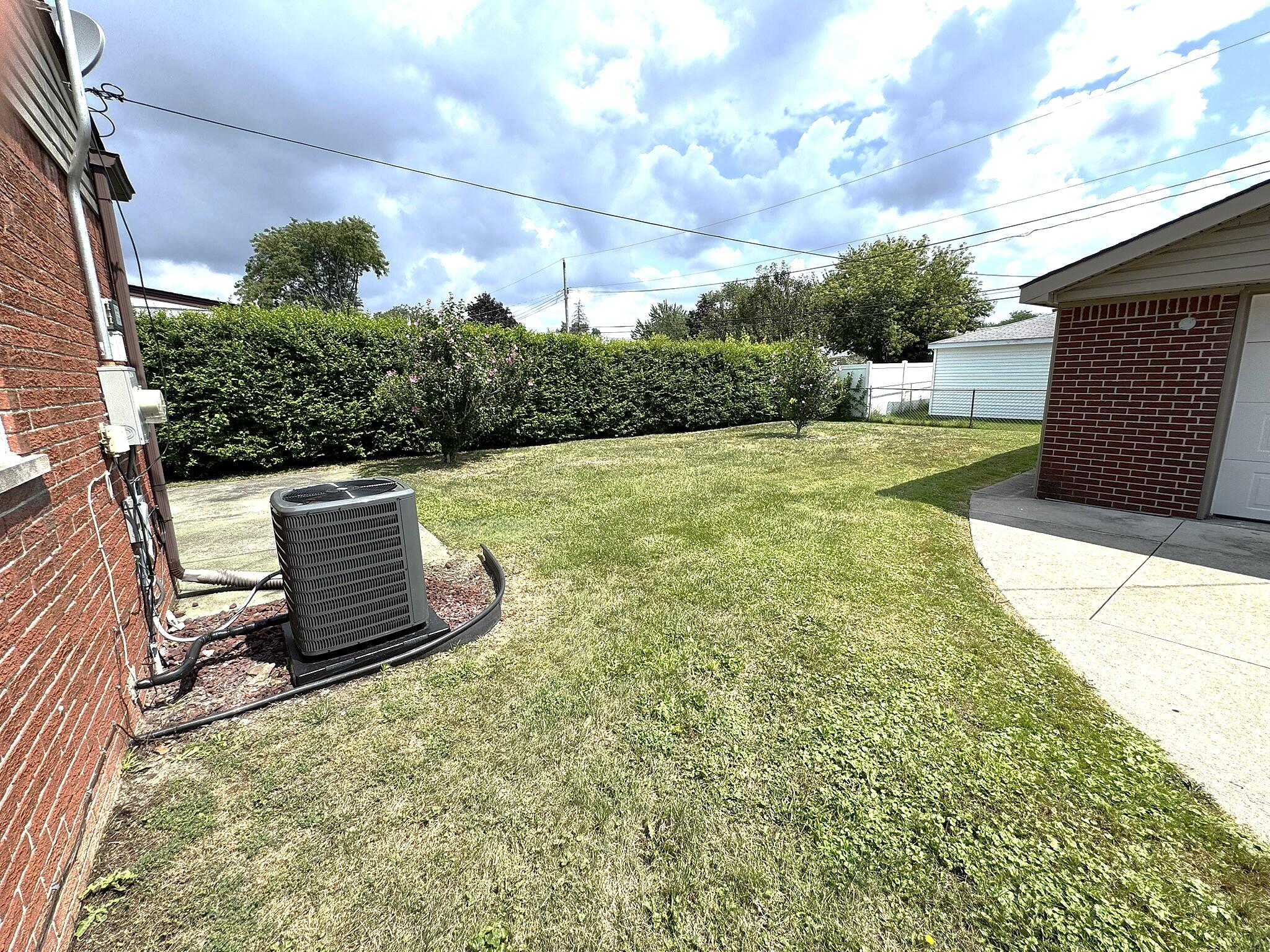 15425 Leader Taylor, MI 48180 - Photo 4 of 29 Backyard 1