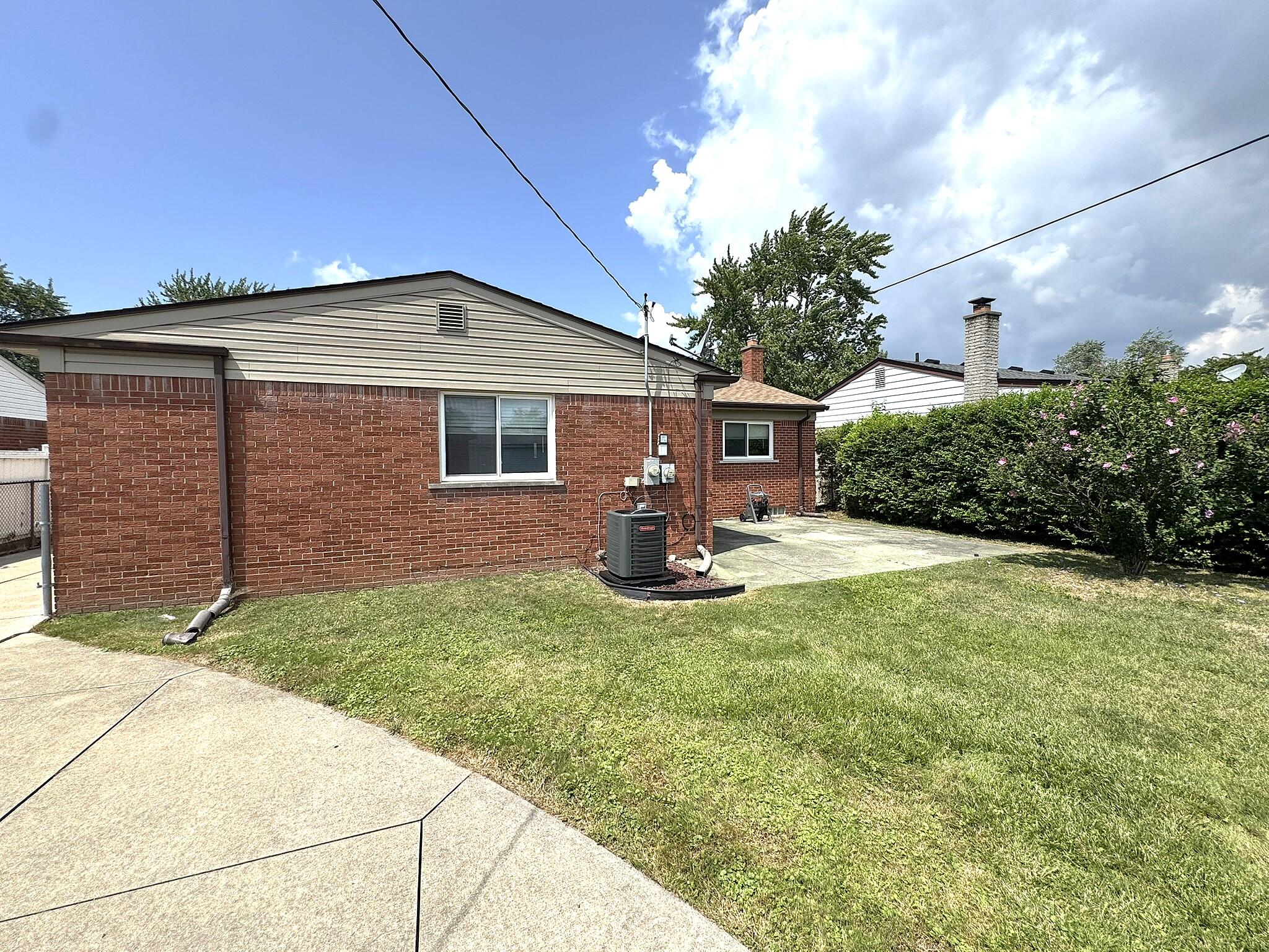 15425 Leader Taylor, MI 48180 - Photo 5 of 29 Backyard 2