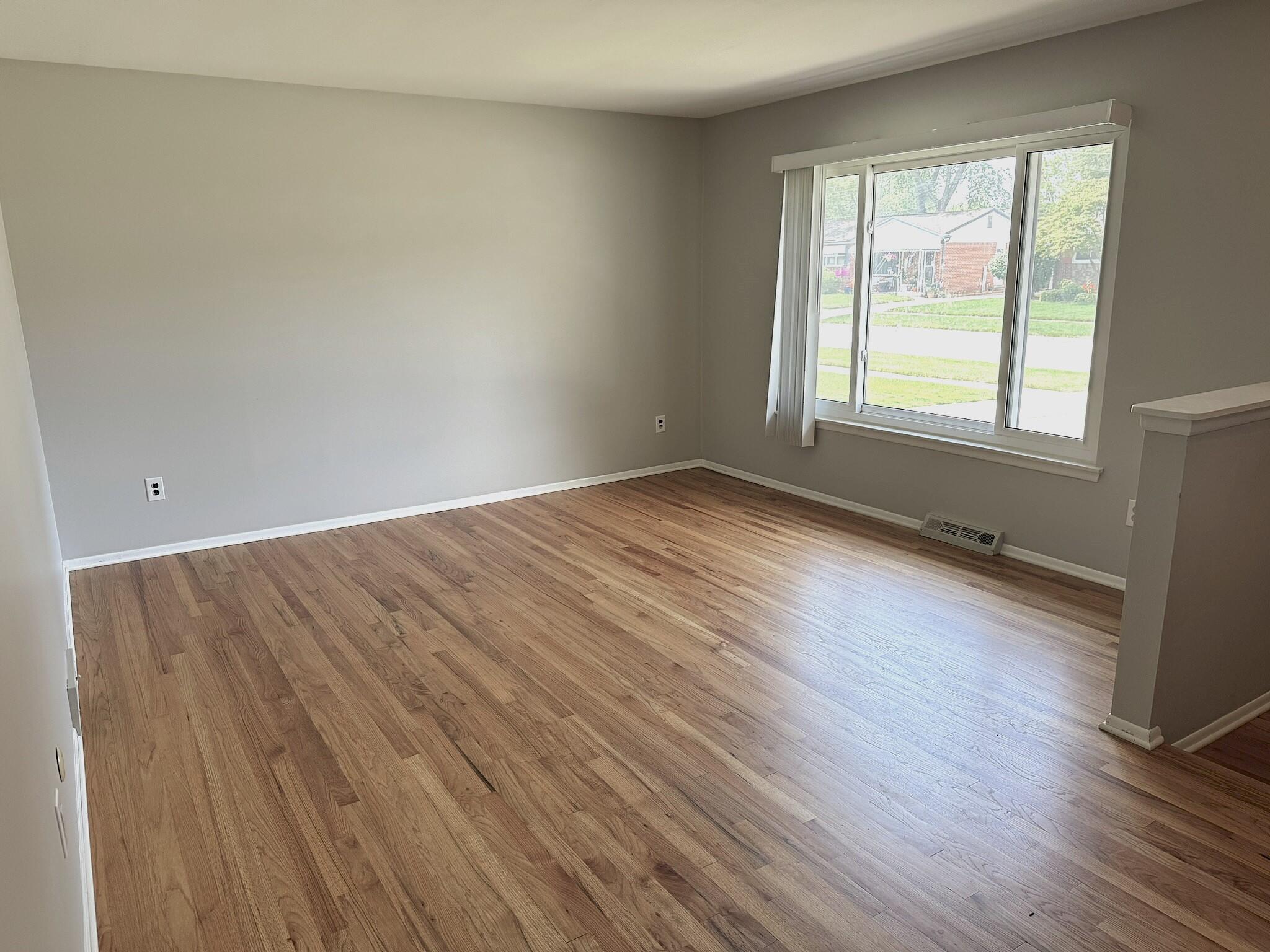 15425 Leader Taylor, MI 48180 - Photo 8 of 29 Living Room 2
