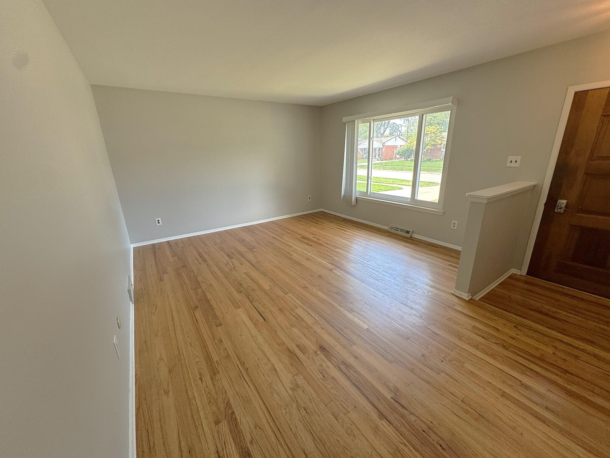 15425 Leader Taylor, MI 48180 - Photo 9 of 29 Living Room 3