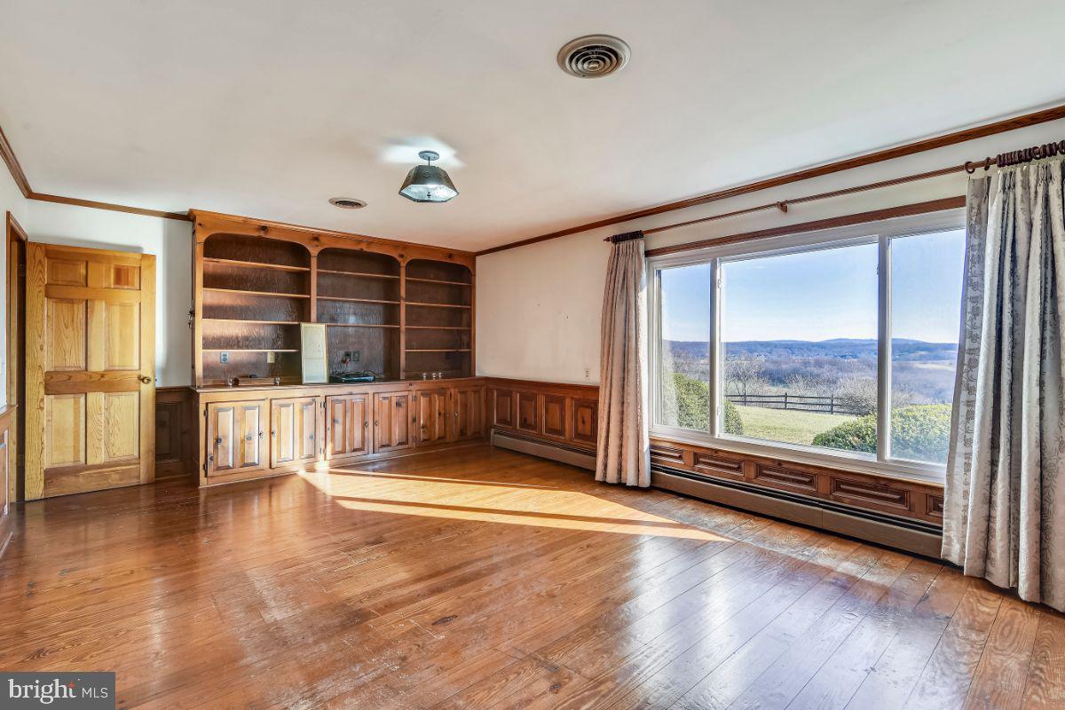 10342 Moreland Road Delaplane, VA 20144 - Photo 6 of 59 Library of main residence with views!!!!!