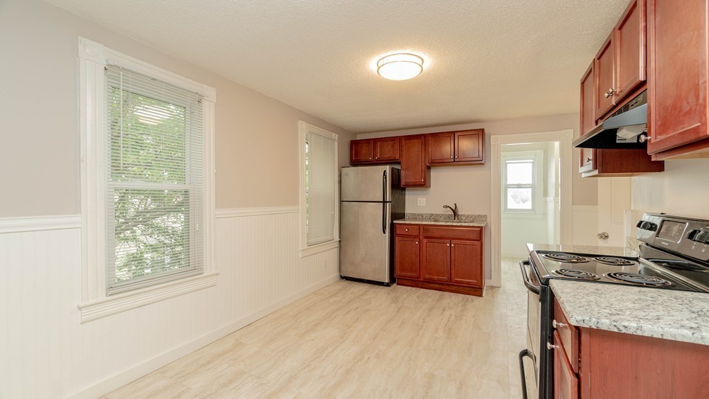 556 Springfield Street Chicopee, MA 01013 - Photo 3 of 26 Gallery Image 3