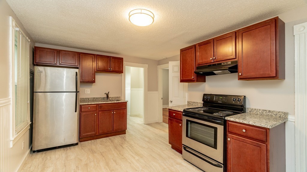 556 Springfield Street Chicopee, MA 01013 - Photo 4 of 26 Gallery Image 4