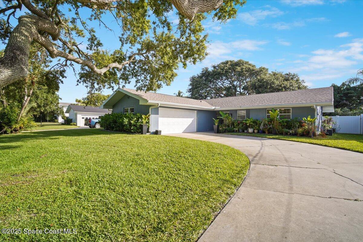 a view of outdoor space yard and green space