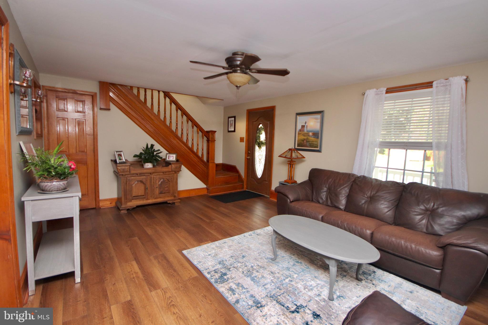 636 Democrat Road Gibbstown, NJ 08027 - Photo 11 of 28 Living Room